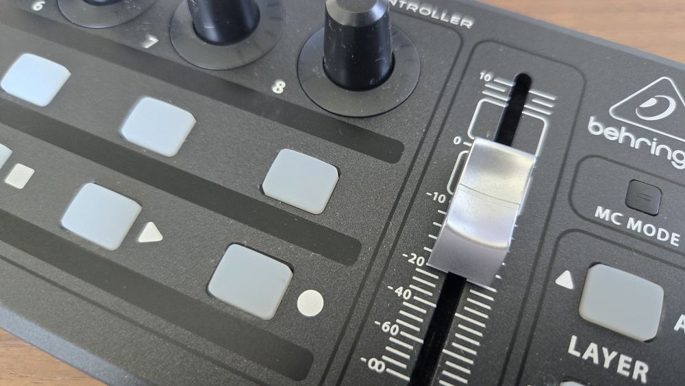 Controller MIDI (USB) Behringer Xtouch-mini