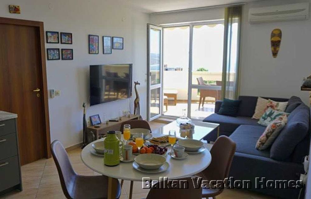 Тристаен апартамент в затворен комплекс в Бяла