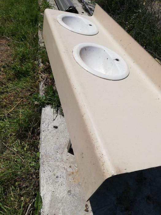 Продавам плот с две мивки