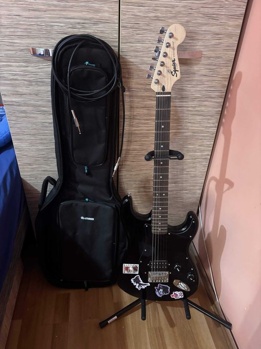 Chitara electrica Squier Stratocaster HT H+ Husa cablu si stativ
