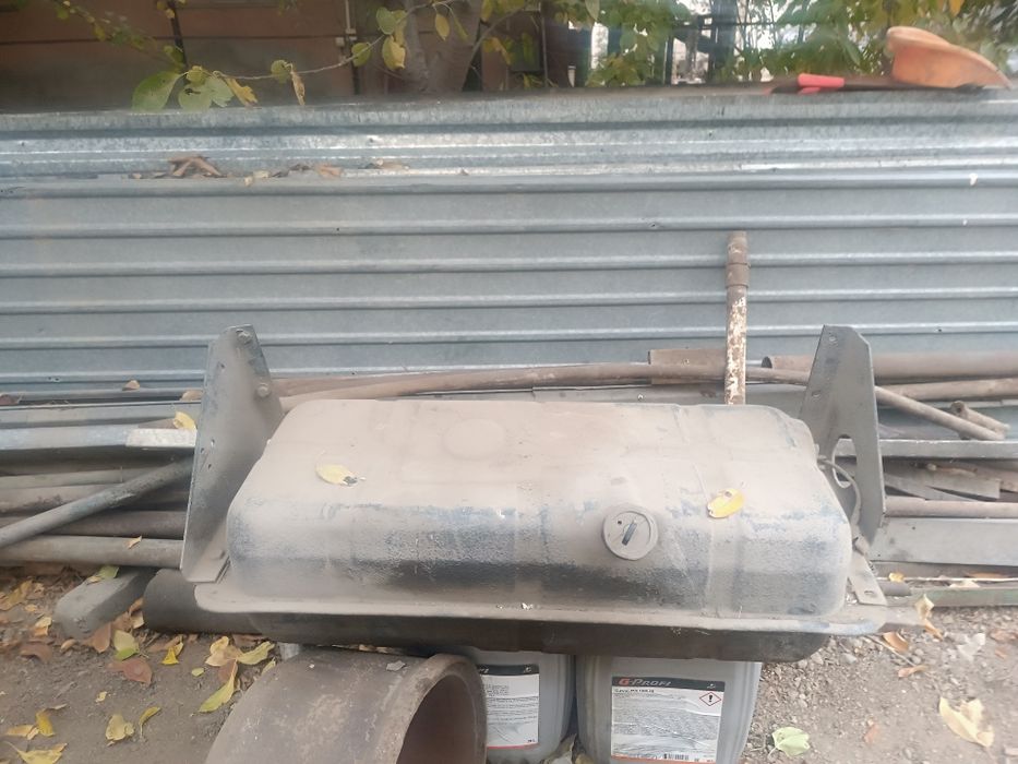 Продам бензобак 70