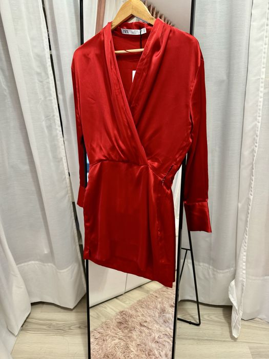 Rochie scurtă din satin roșie cu mâneci lungi Zara Studio mărimea XS