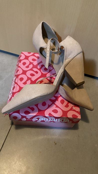 Sandale bej,noi  marime 41