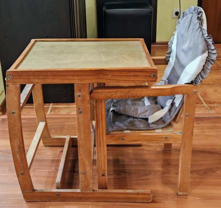 Детский стол и стул.