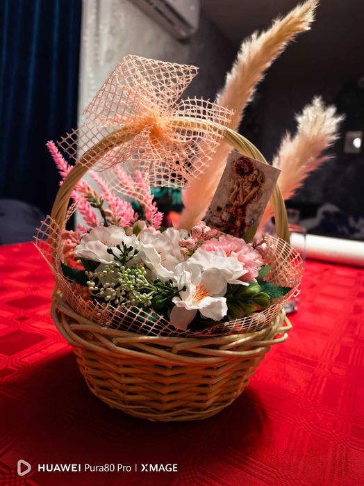 Кошничка с изкуствени цветя и картичка за рожден ден!