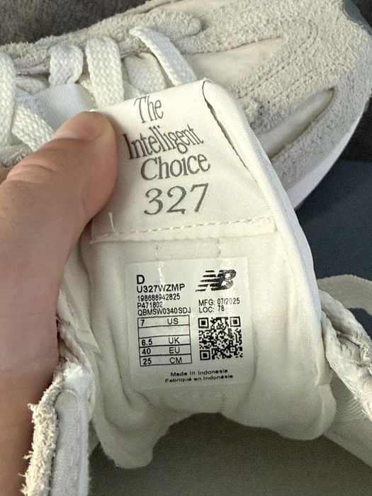 New Balance 327 gri deschis cu logo bej piele intoarsa marimea 40 noi