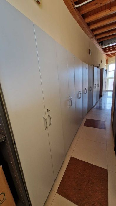 Dulap cu usi si rafturi metalice