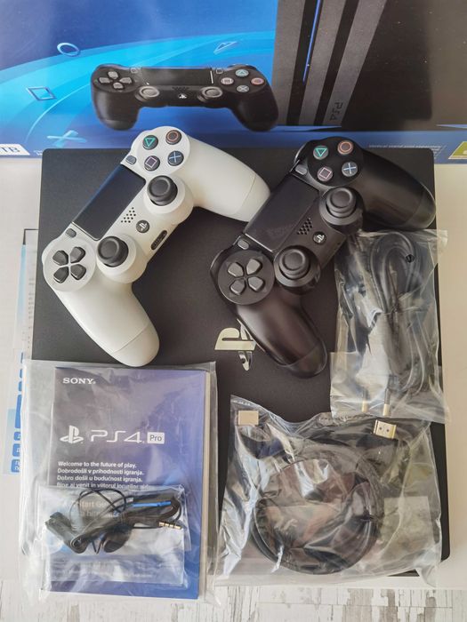 Конзола PS4 Pro с два оригинални джойстика