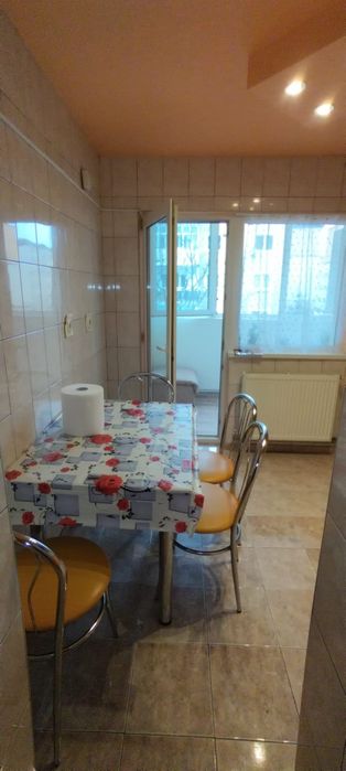 Închiriez ap 2camere etaj 2 decomandat centru
