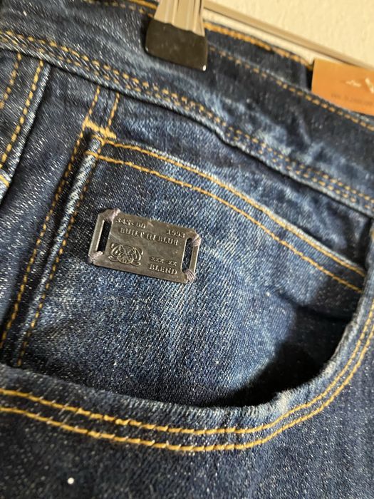 Blugi noi cu eticheta