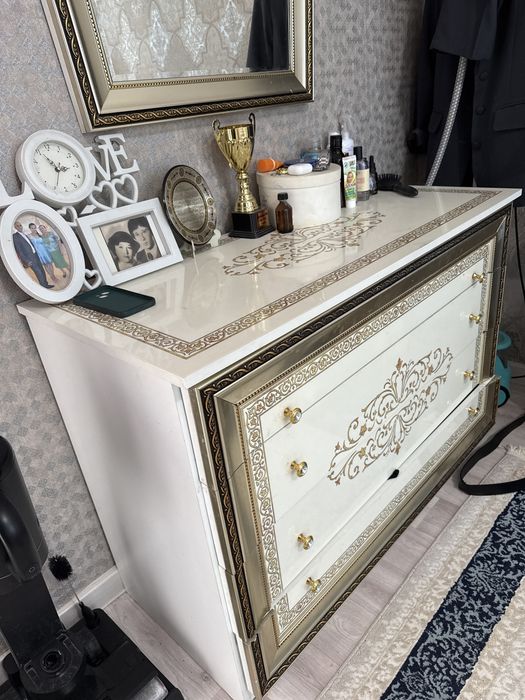 Продам тахту с двумя тумбами и комодом