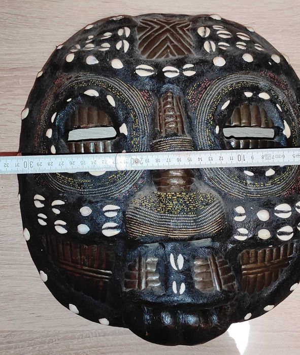 Старинни дървени маски с апликации от Конго.Цената е за двете.