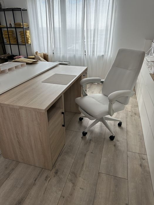 Birou elegant și practic, aspect stejar + scaun cadou