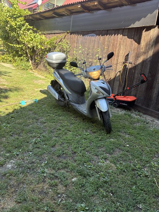 Vand scuter Suzuki Sixteen 150 cc foarte util pentru deplasari in traficul din oras