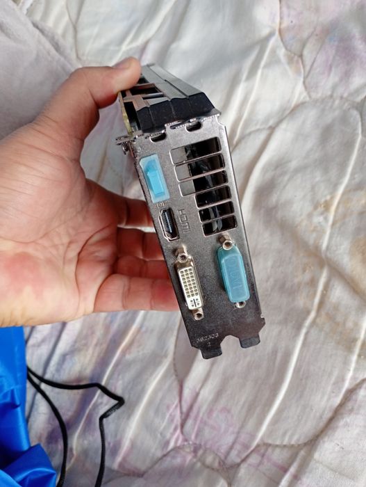 Vând placă video dedicată AMD Radeon HD