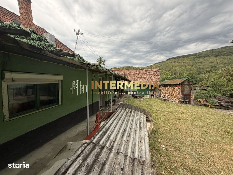 Casa Renovabila 3 camere Baie Bucatarie CRICAU 1375 mp Teren Toate Uti