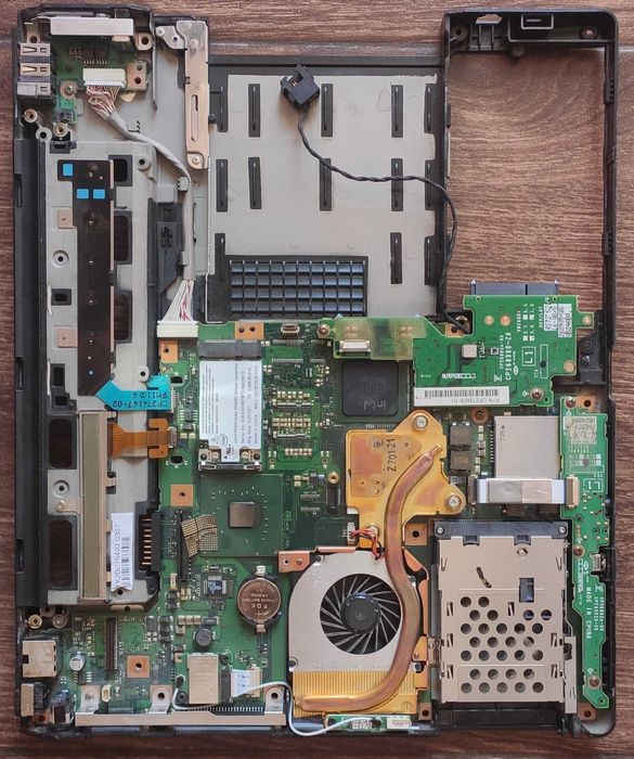 Лаптоп Fujitsu Siemens LIFEBOOK E8110 за части