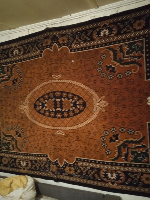 Продам ковры напольные один на стене