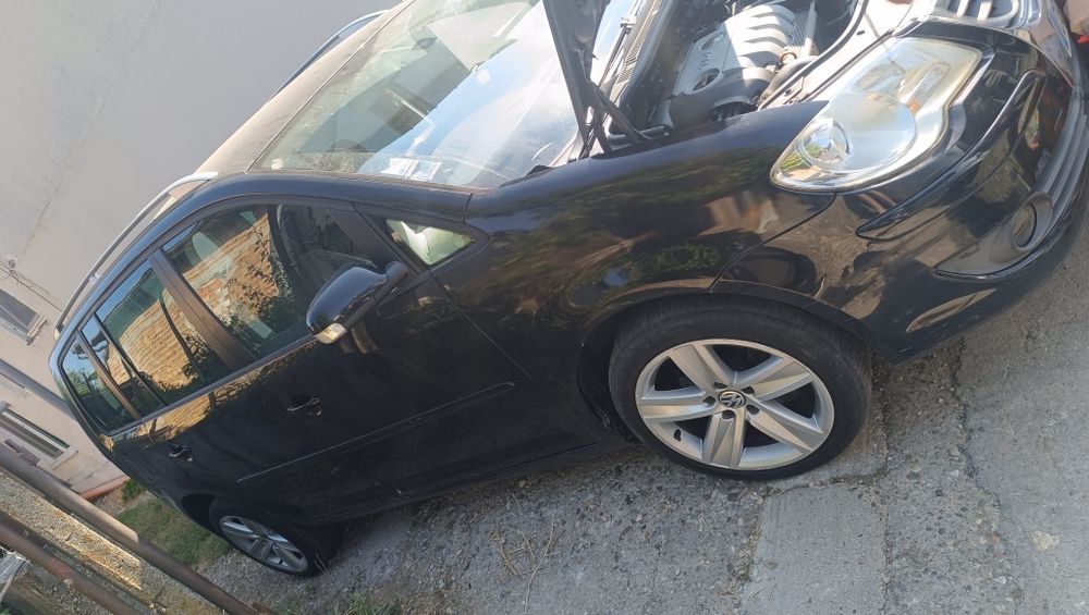 Продавам VW Touran 1.9tdi 105кс. 
и ВСЯКАКВИ Голф 5ци на ЧАСТИ