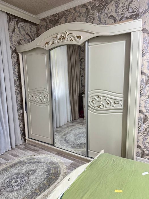 Продается спальный гарнитур, темно коричневого цвета
