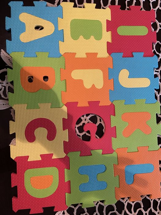 Covoras din numere si litere pentru copii