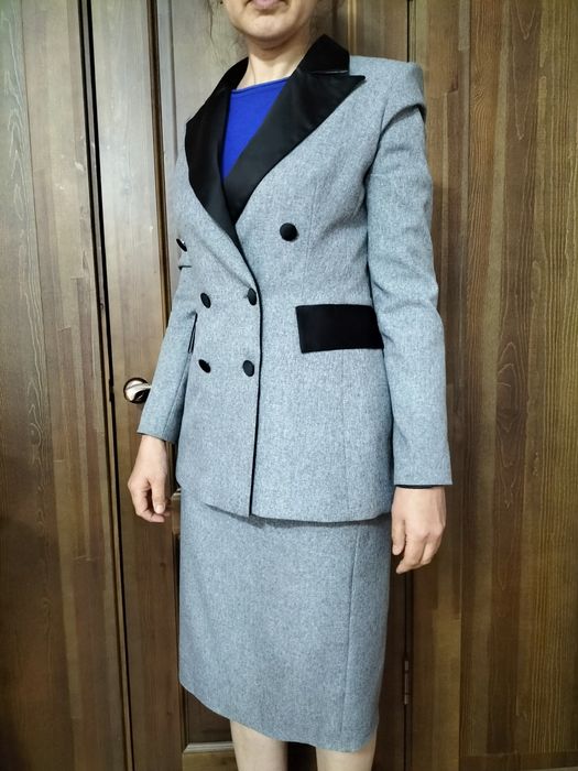 Продам классический костюм