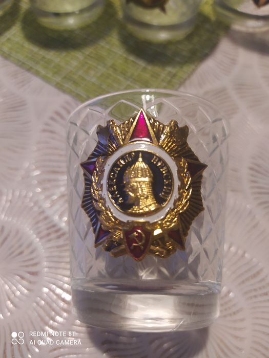 Продаю праздничный набор графин с рюмками