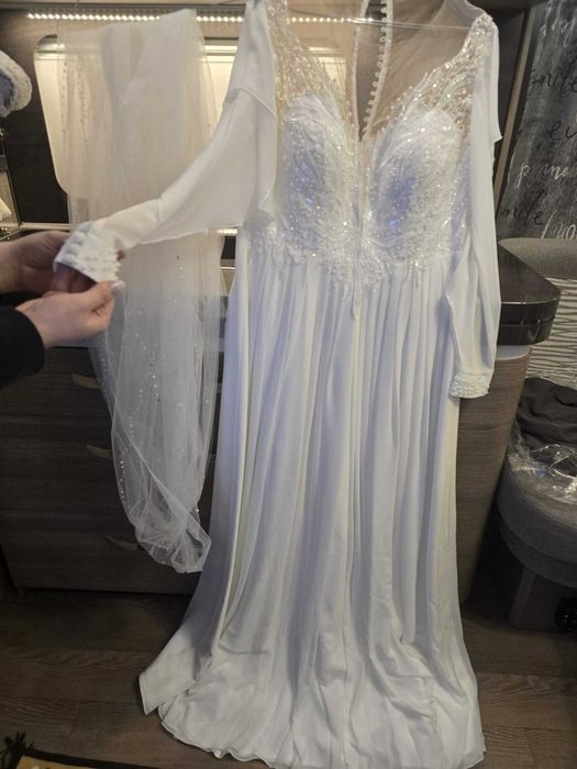 Vand rochie de mireasa cu tot cu voal care este nepurtat (M-L) marime rochie