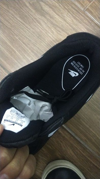 Кроссовки Nike Air Max 90 в черном цвете.