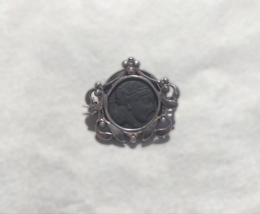 Vând broșă argint camee dama foarte veche.
Preț: 250(preț negociabil)