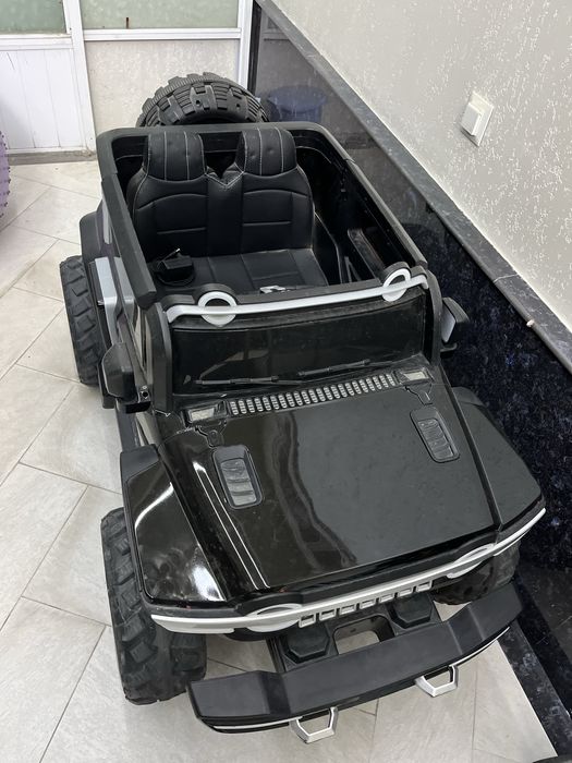 Детская  электрическая  машинка