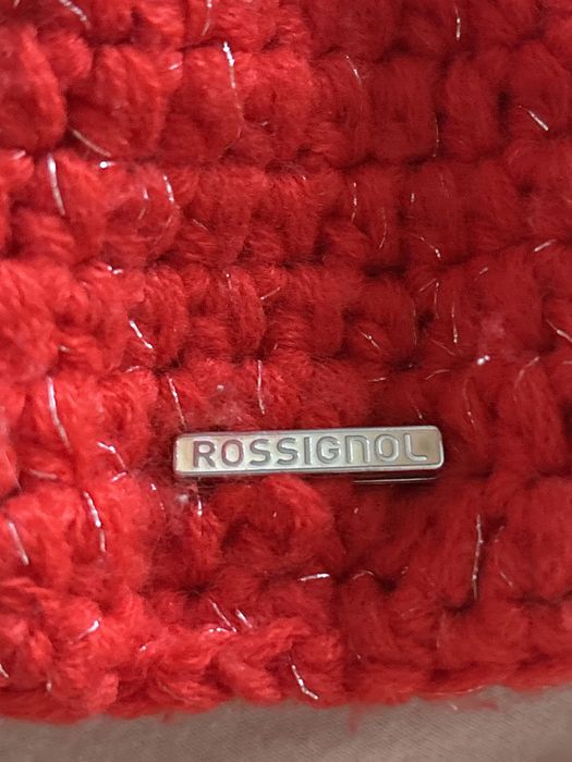 Детска, зимна шапка на ROUSSIGNOL с помпон.