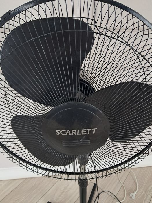 Напольный вентилятор Scarlett.
