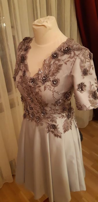 Vand rochii de ocazie sau casual