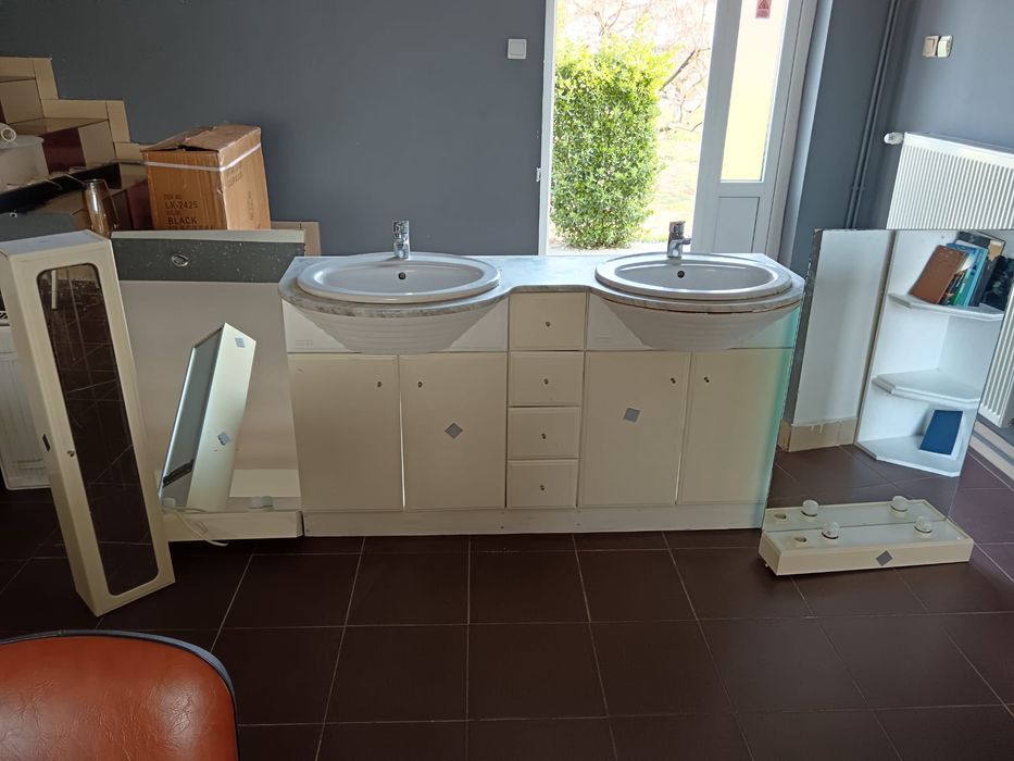 Masca cu 2 chiuvete, baterie și două oglinzi