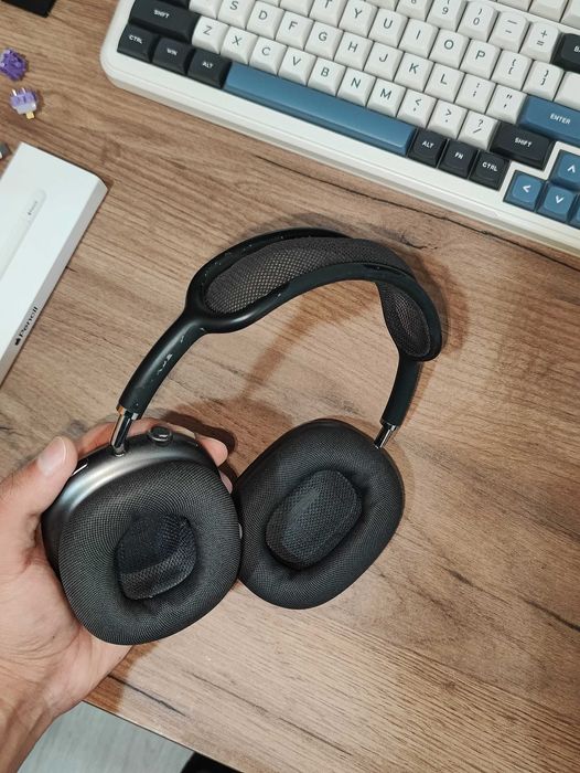 iPad 11 (A16) & AirPods Max (1st Gen, Lightning)