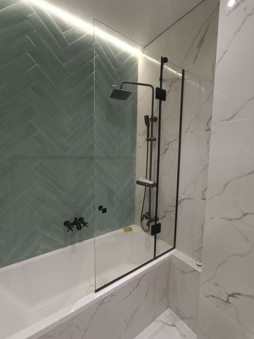 Душевые кабинки и перегородки из стекла