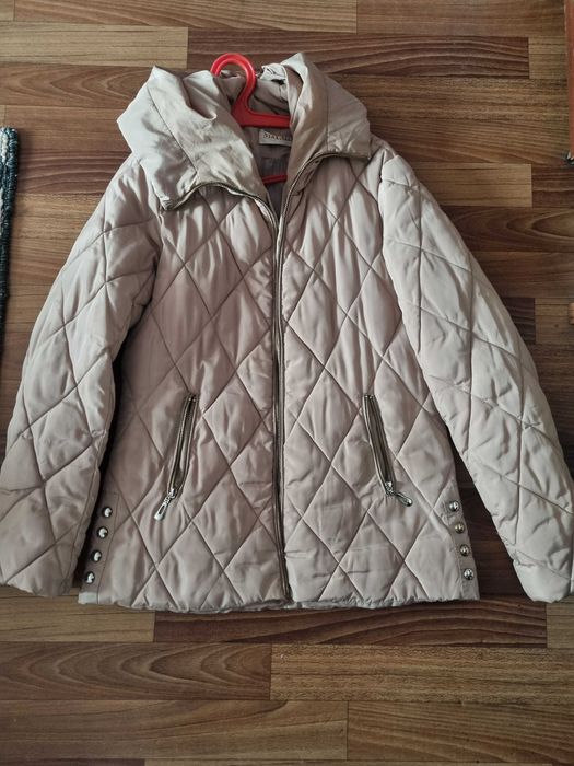 теплая зимняя куртка бежевого цвета