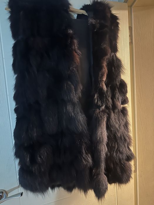 Дълъг черен елек от естествен  косъм лисица с качулка