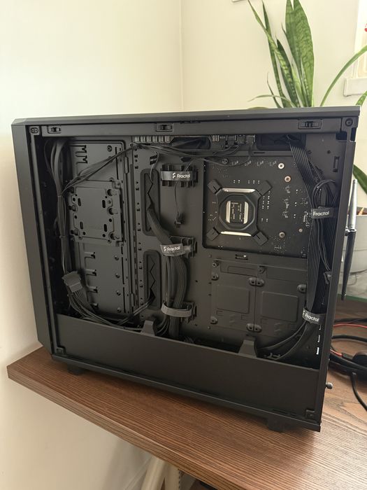 Продавам мощен компютър i7-14700f, 64gb RAM, RTX4070