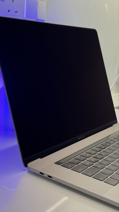 Apple Macbook 15” | Intel i9 2,9 GHz | 32 GB RAM | 512GB SSD | 2018