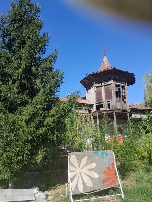 Vând teren + casa bonus