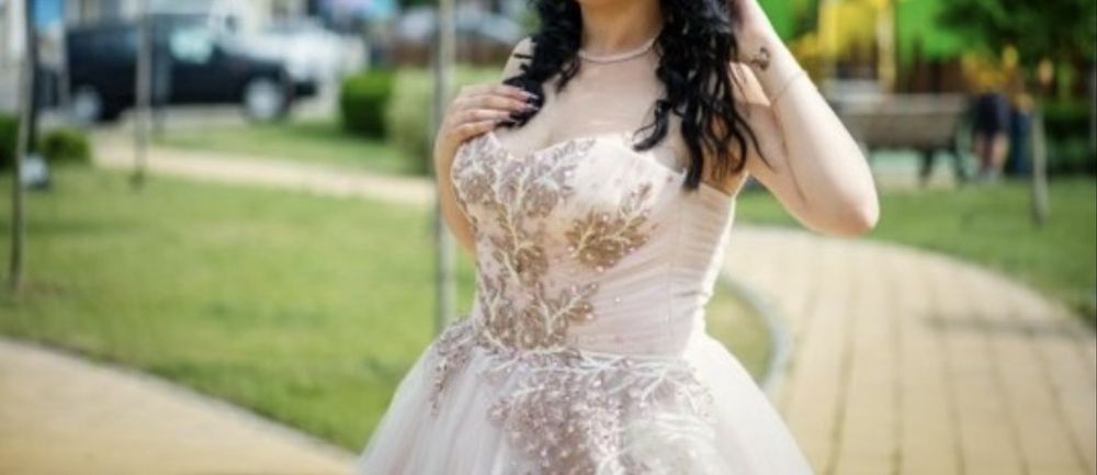 Бална рокля- цвят пудра с корсет