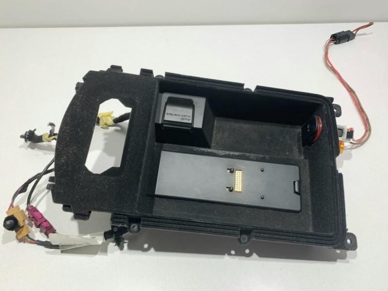 Spatiu depozitare cotiera cu priza usb aux Audi A7 4g 4G0864981C Limuz