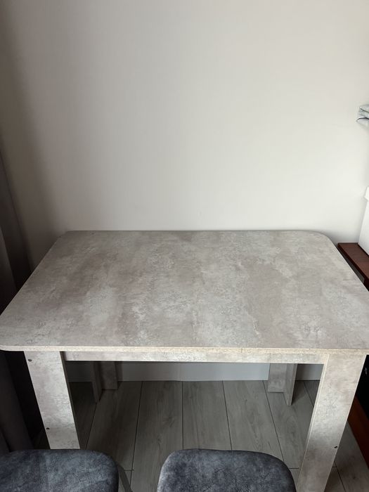 Продаётся стол со стульями (2 табуретки)