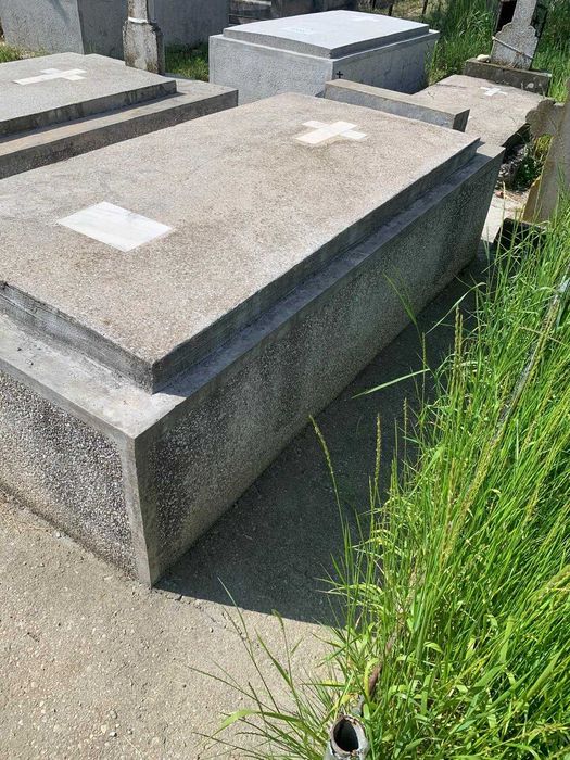 Vând Criptă 2 Locuri - Cimitir Prundu Pitești