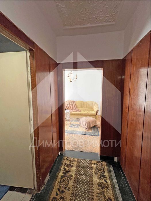 Продава се 65 кв.м. двустаен запазен апартамент ЦЕНТЪР гр. Нови пазар