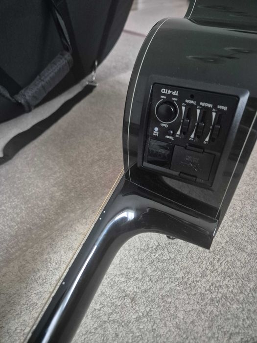 Chirara electro acustica Takamine