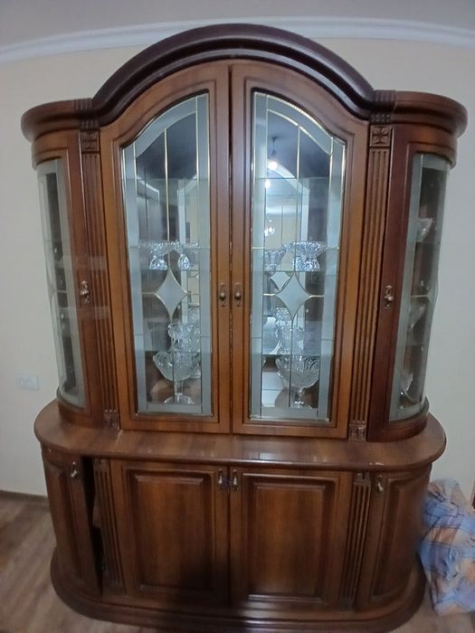 Продам сервант недорого