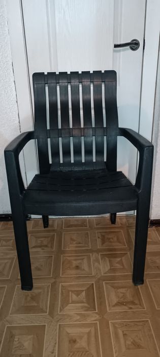 Продам пластиковый стул -кресло